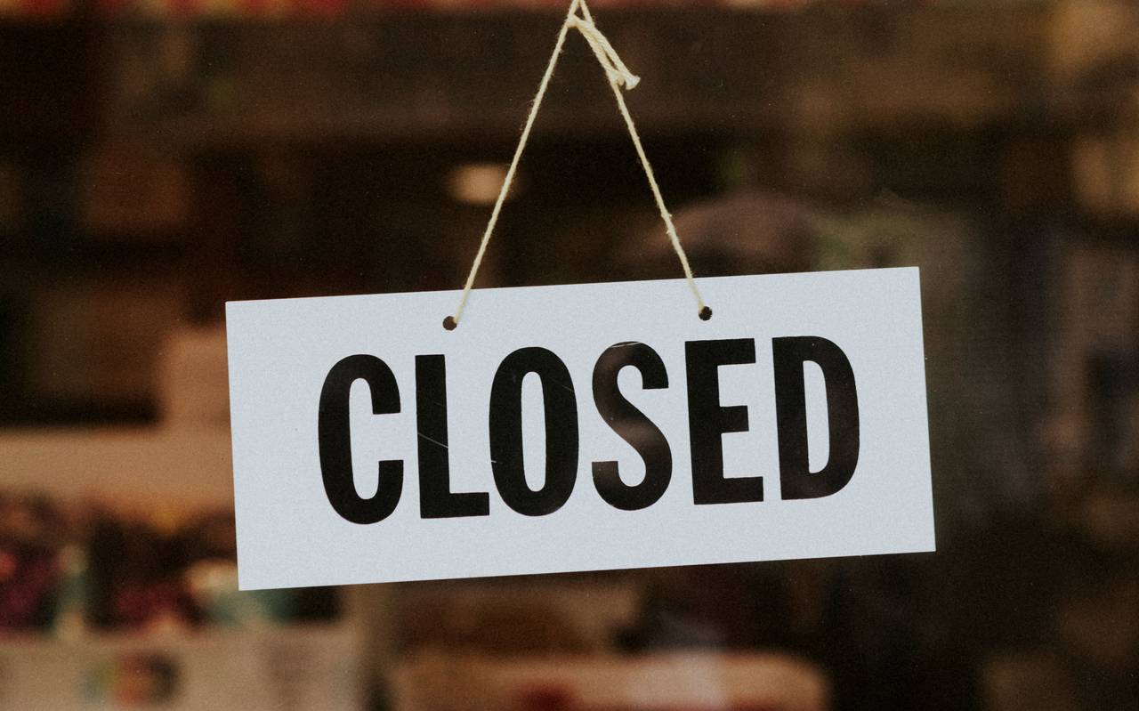 Schild auf dem "Closed" (geschlossen) steht