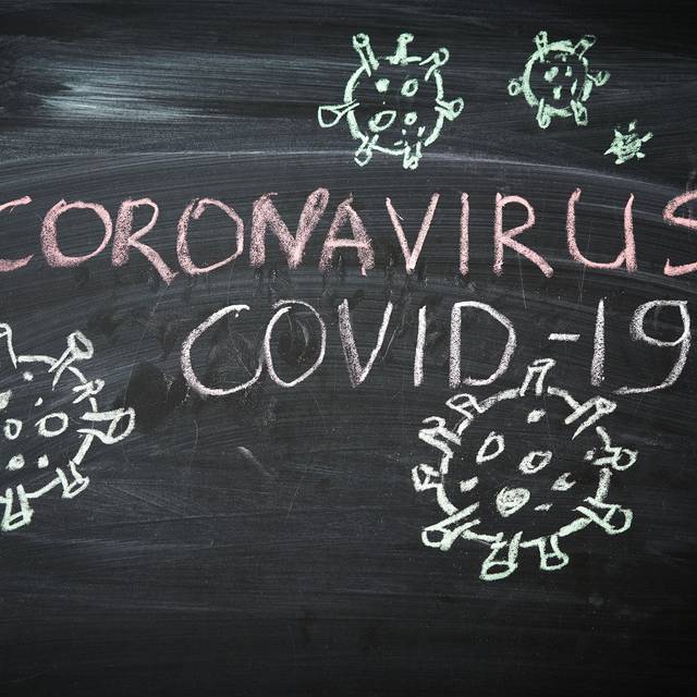 Covid-19 steht auf einer Tafel