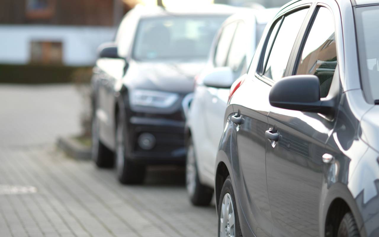Parkende Autos am Straßenrand