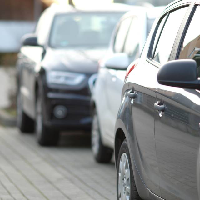 Parkende Autos am Straßenrand