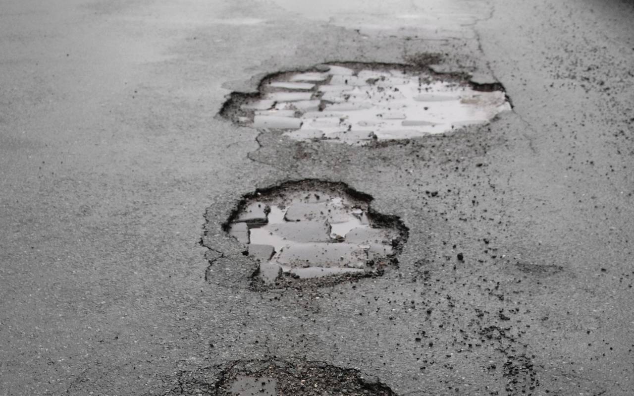 Schlaglöcher auf einer Straße