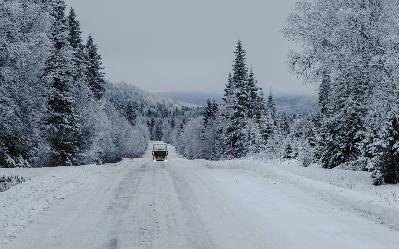 Ein LKW fährt im Schnee