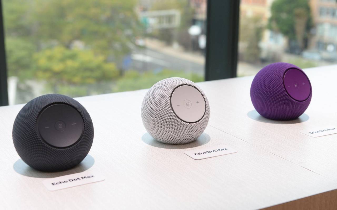 Mehrere Echo Dot Max von Amazon bei der Produktvorstellung