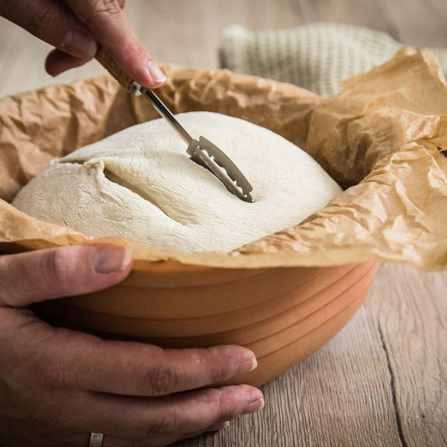 Sauerteig Weizenbrot im Römertopf backen
