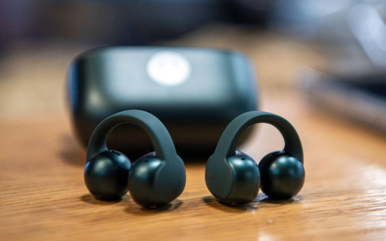 Die Moto Buds Loop von Motorola liegen auf einem Tisch