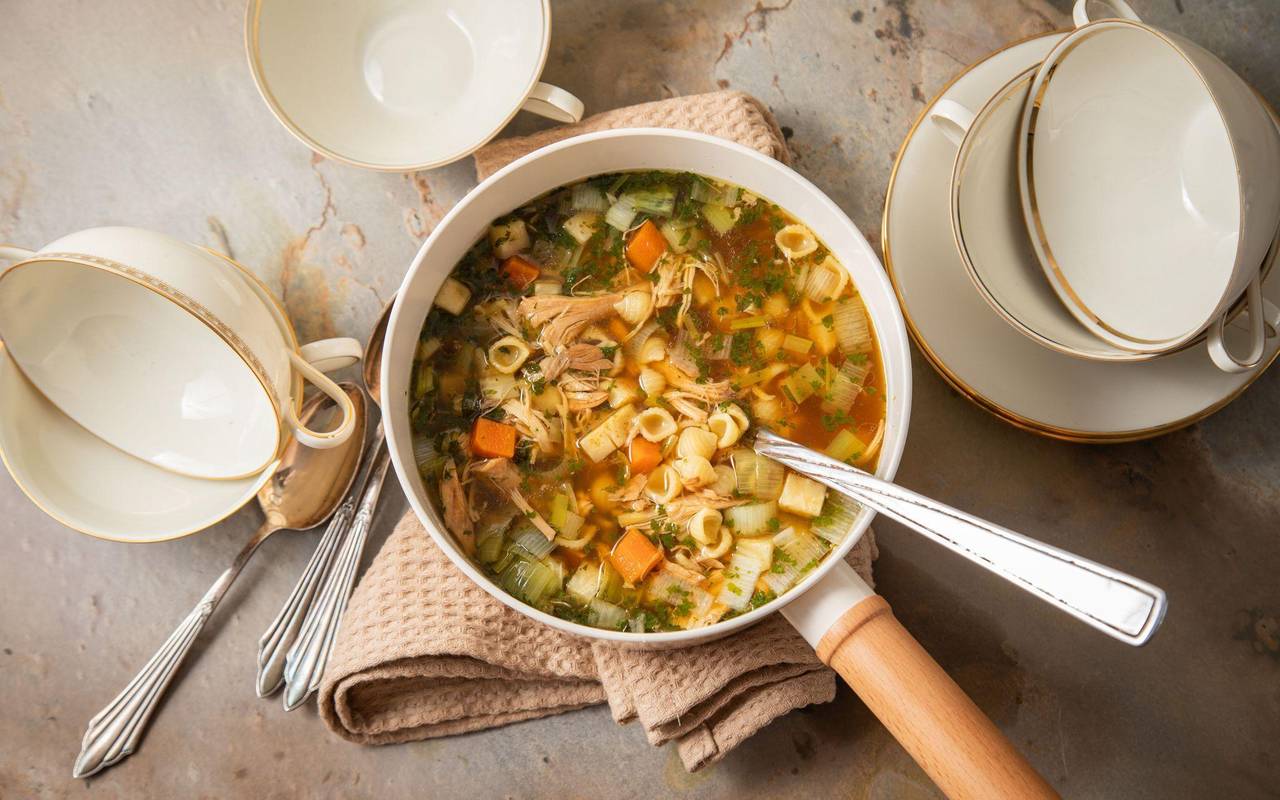 Hühnersuppe steht auf einem Tisch