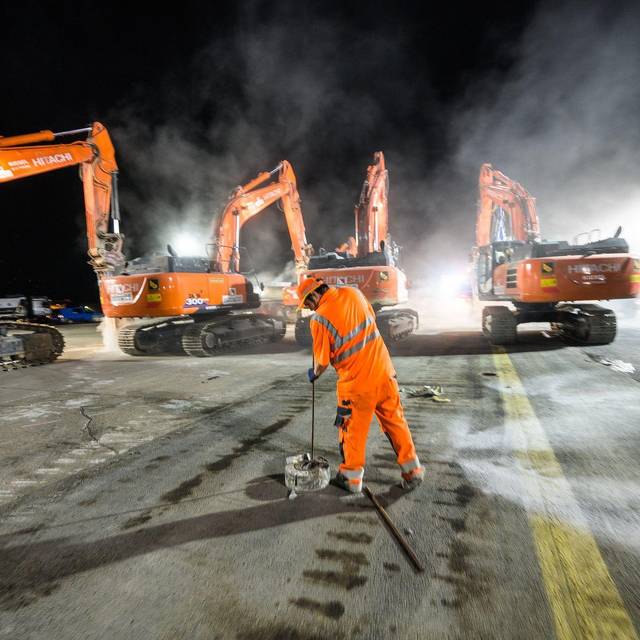 Bauarbeiter sanieren eine Rollbahn auf einem Flughafen