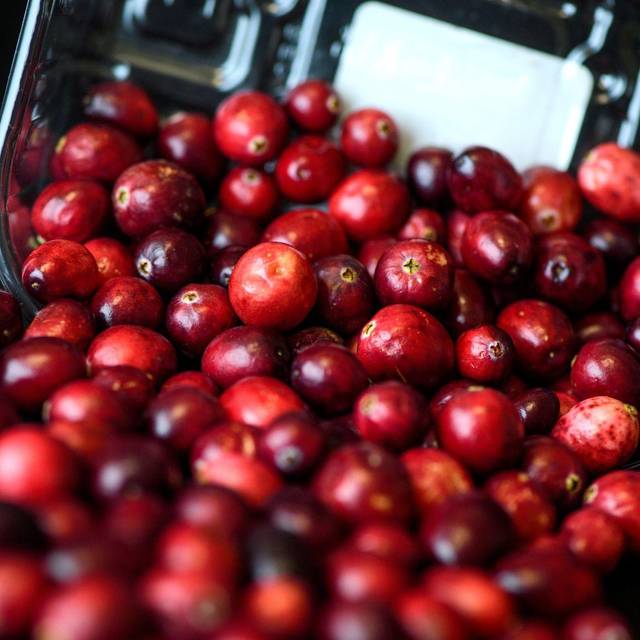 Cranberrys liegen in einer Schale