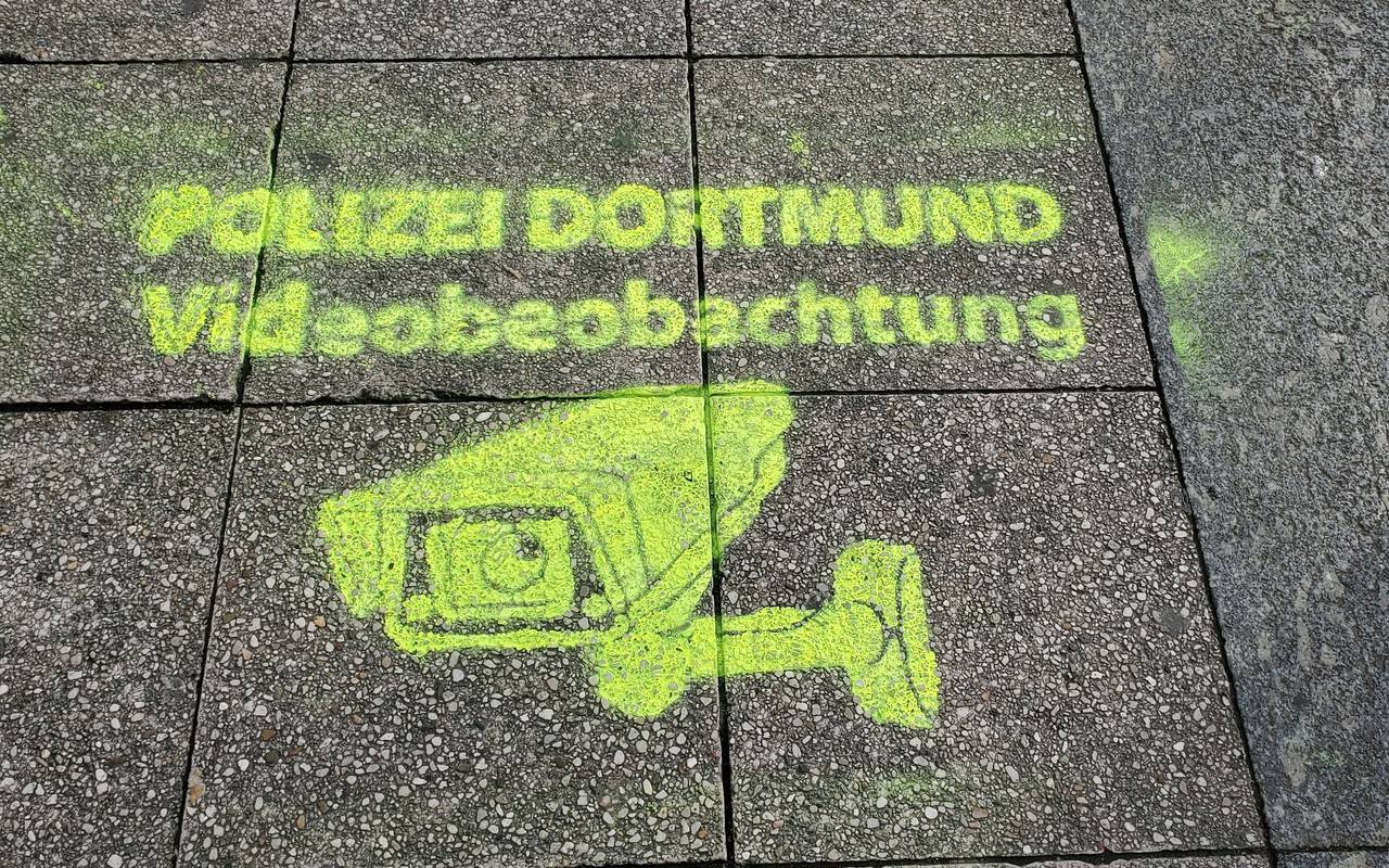 Polizei Dortmund macht mit Spray-Logos auf der Straße auf die Videoüberwachung aufmerksam.
