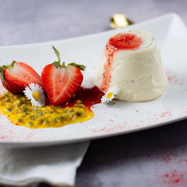 Panna Cotta mit Erdbeeren und Maracuja