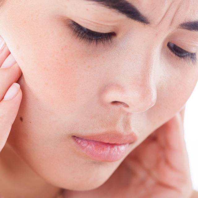 Frau hat Kieferschmerzen