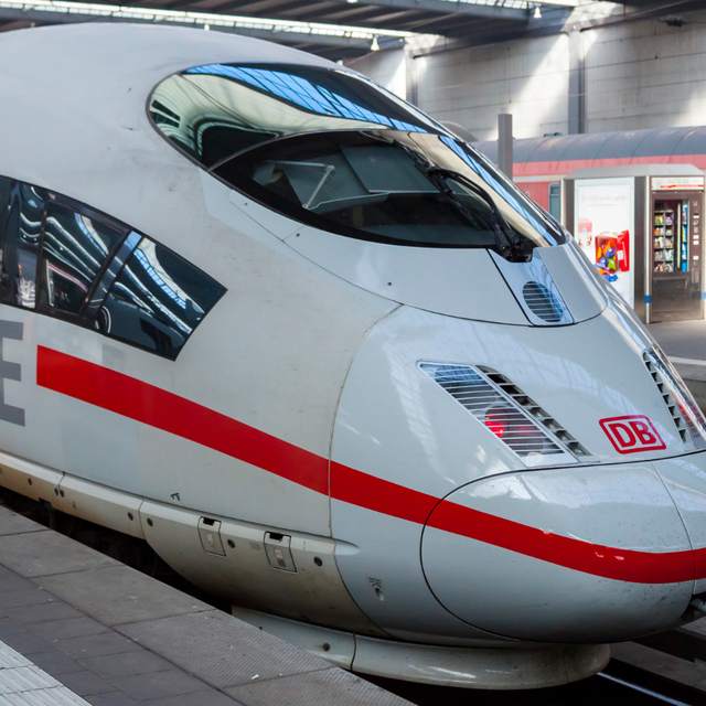 ICE an Bahnhof