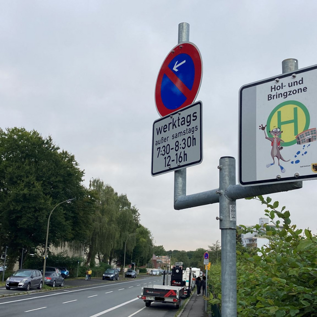 Straßenschild: Temporäre Sperrung für motorisierten Verkehr an der Kerschensteiner Grundschule in Dortmund