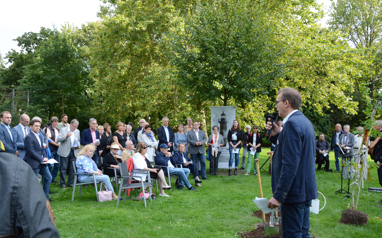 Johannes Ketteler, Leiter des Krisenzentrums Dortmund, begrüßte die Teilnehmer der Baumpflanzaktion im Stadewäldchen.