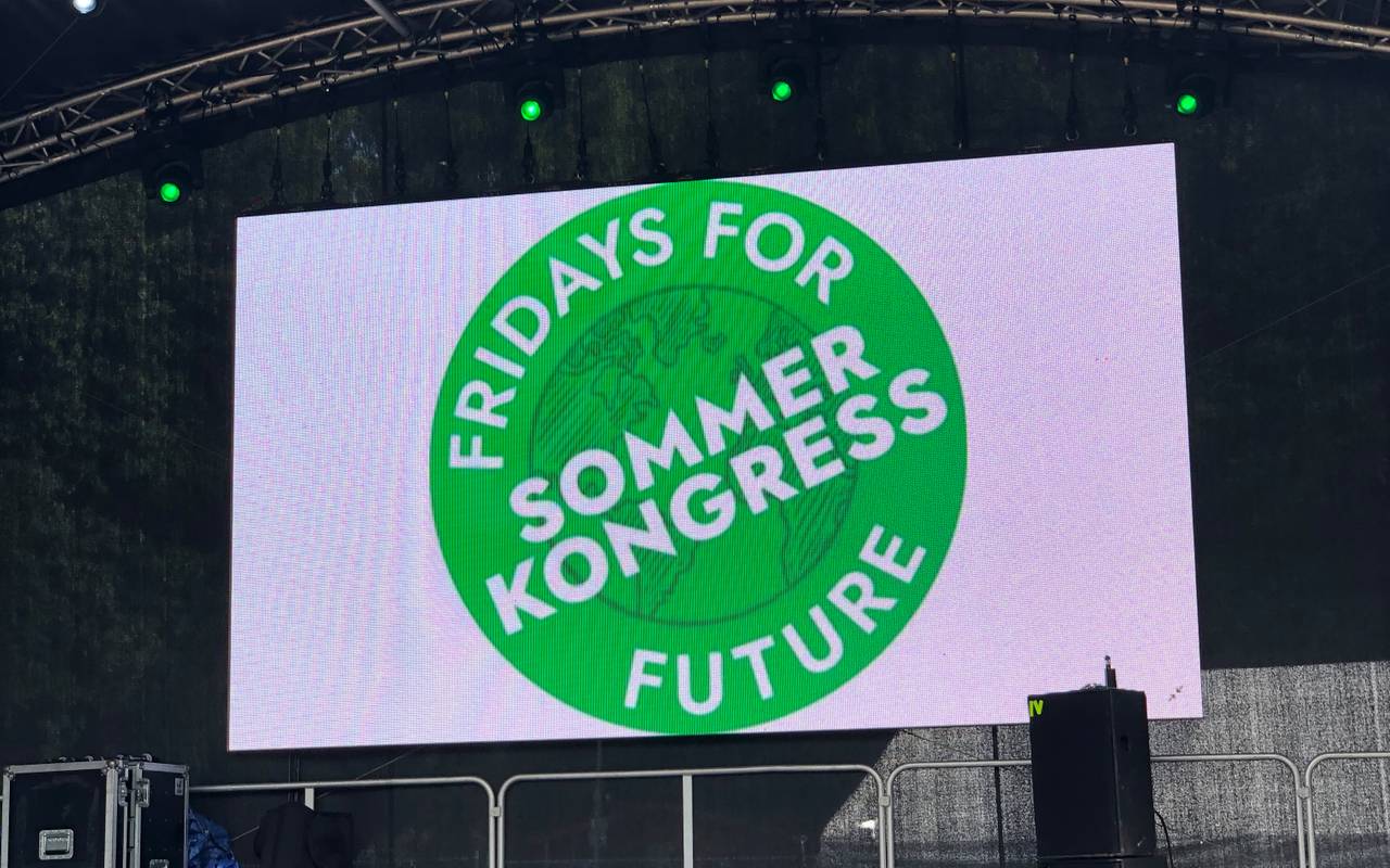 Bühne vom Sommerkongress von Fridays for Future.