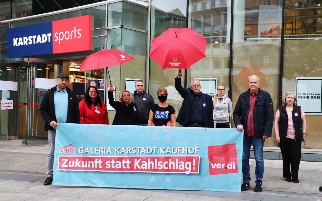 Mitarbeiter und Betriebsräte von Karstadt Sports und Galeria Kaufhof in Dortmund protestieren gegen Schließung am 8.7.2020