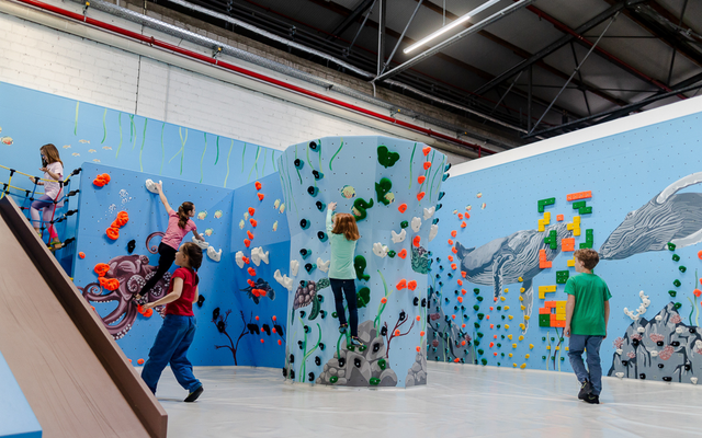 Auch wenn wegen Corona gerade wieder mehr Einschränkungen gelten - ein paar Dinge gehen noch: Bouldern im Indupark zum Beispiel. Hier wird ein Ferienprogramm für Kinder angeboten - in kleinen Gruppen und mit Abstand. 