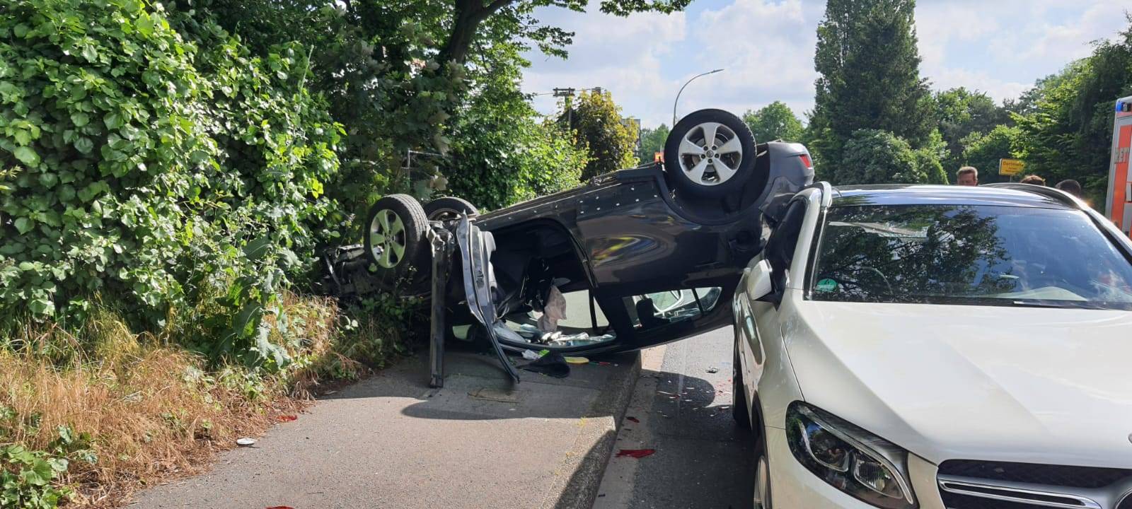 Dortmund: Auto landet auf Dach