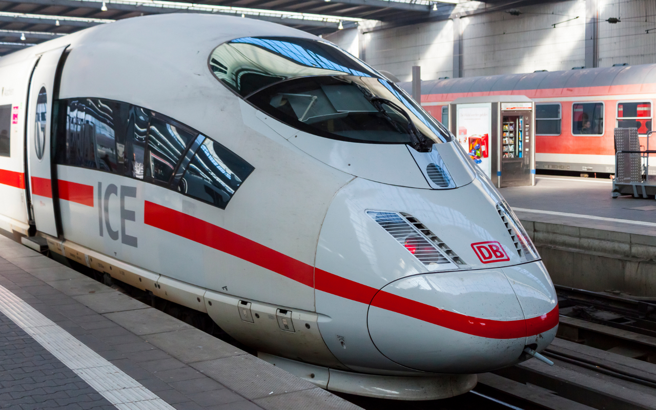 ICE an Bahnhof