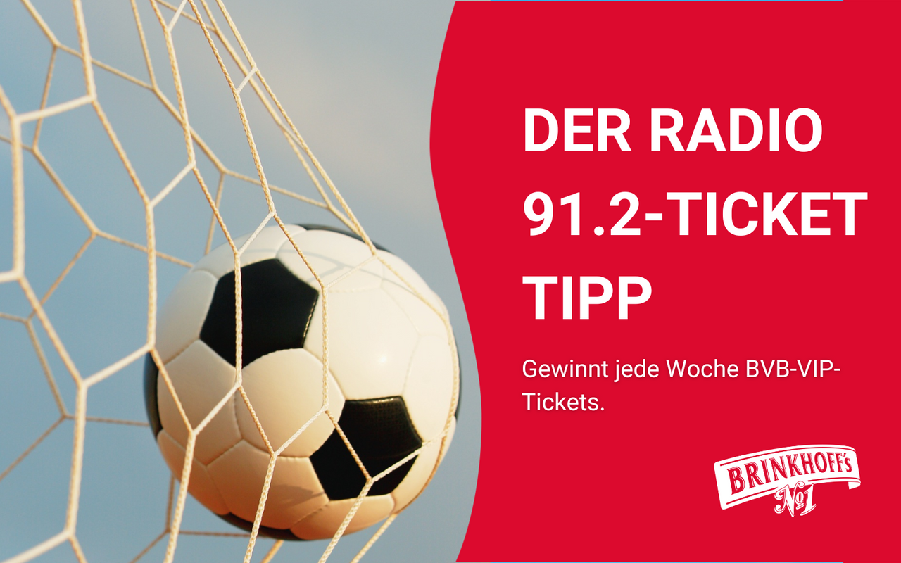 Ein Fußball fliegt ins Tornetz