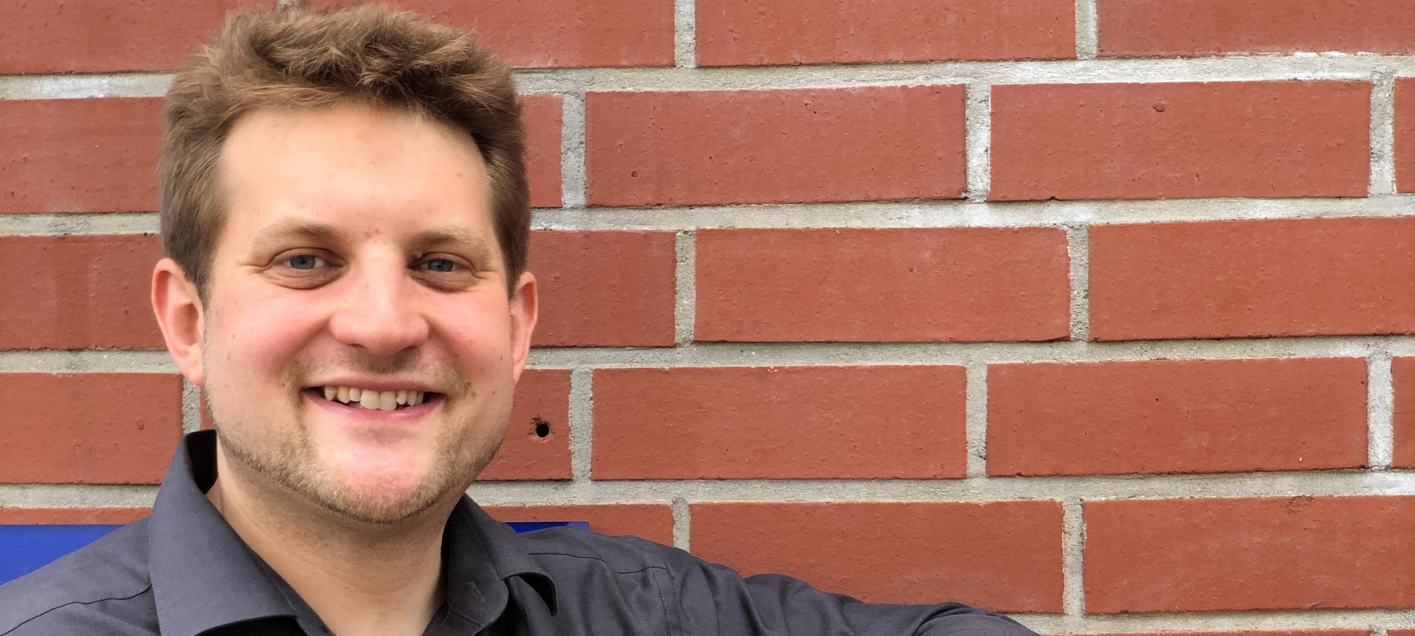 Sebastian Everding mit dem Witzeautomat