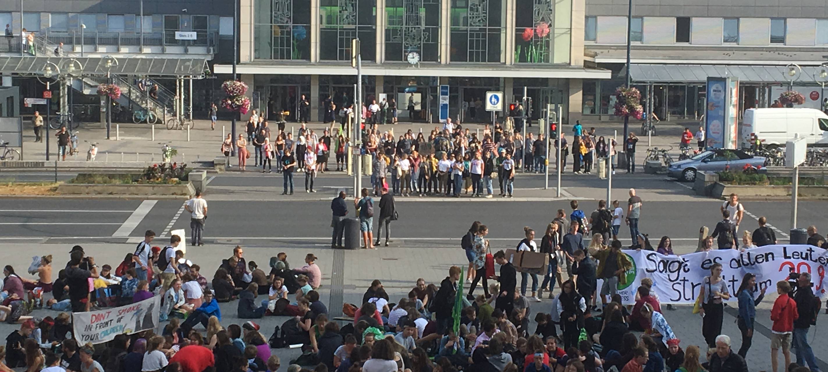 Die Fridays for Future Bewegung trifft sich am Dortmunder Hauptbahnhof zur Demonstration.