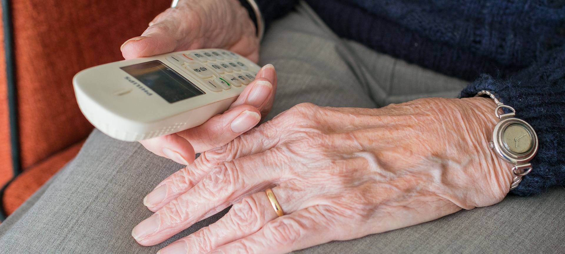 Ältere Frau mit Telefon in der Hand