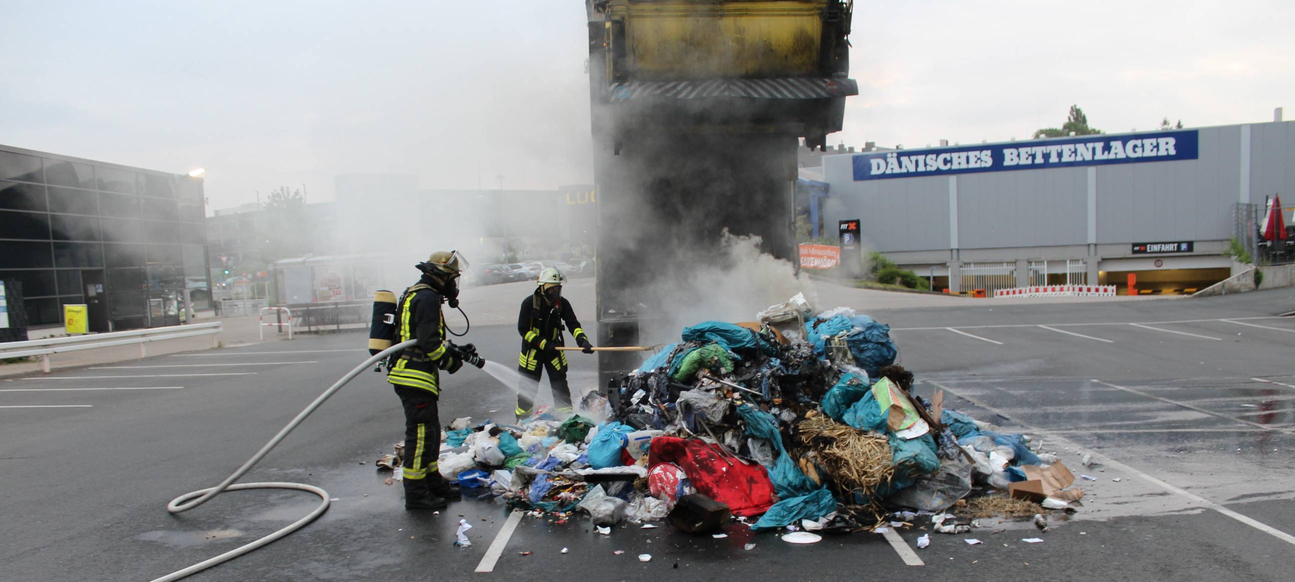 Der Müllwagen wurde zum besseren ablöschen des Inhalts auf einem Parkplatz entleert.