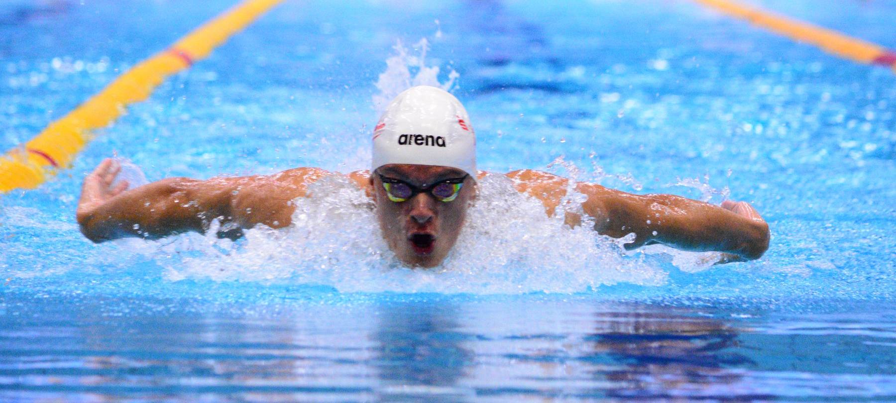 Schwimmer Luka Nik Armbruster gewinnt Silber.