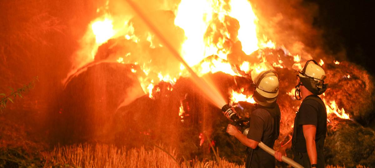 Feuerwehr-Kräfte löschen Brand eines Strohlagers.