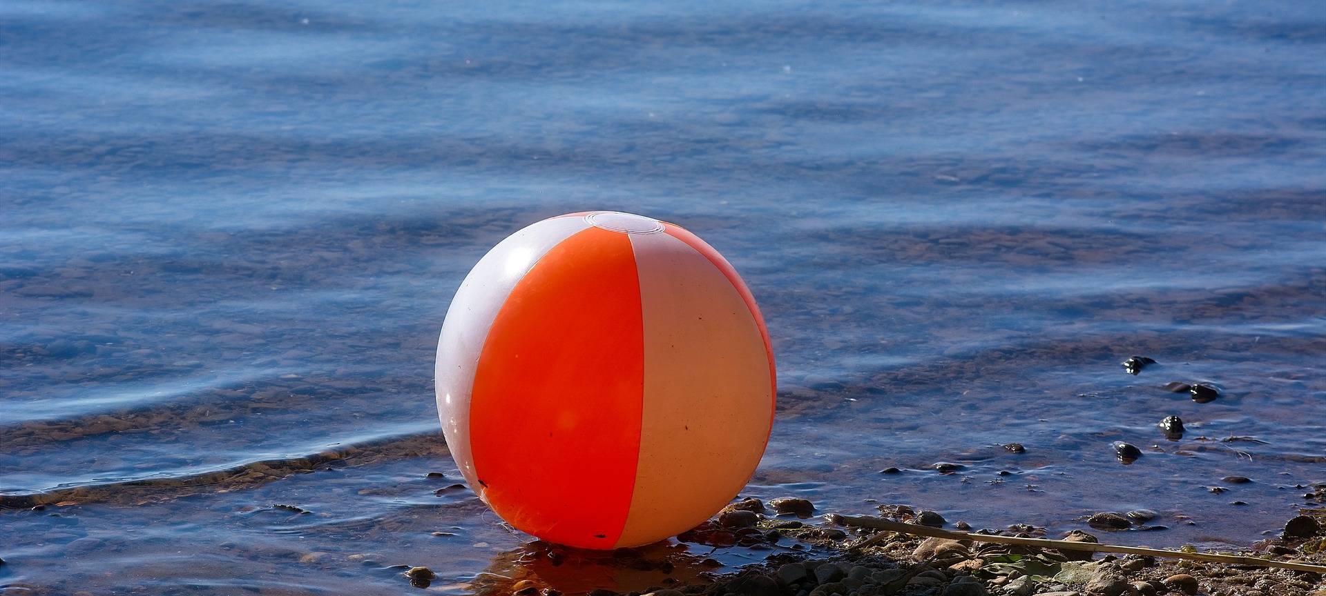 Wasserball im Wasser (Symbolbild)