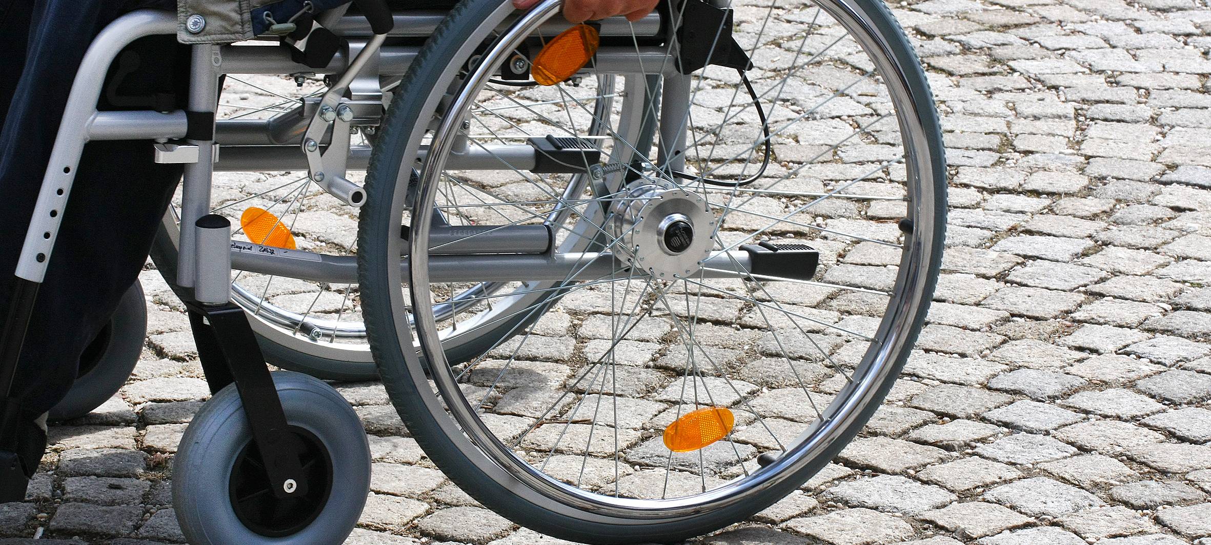 Rollstuhl auf Straße. (Symbolbild)