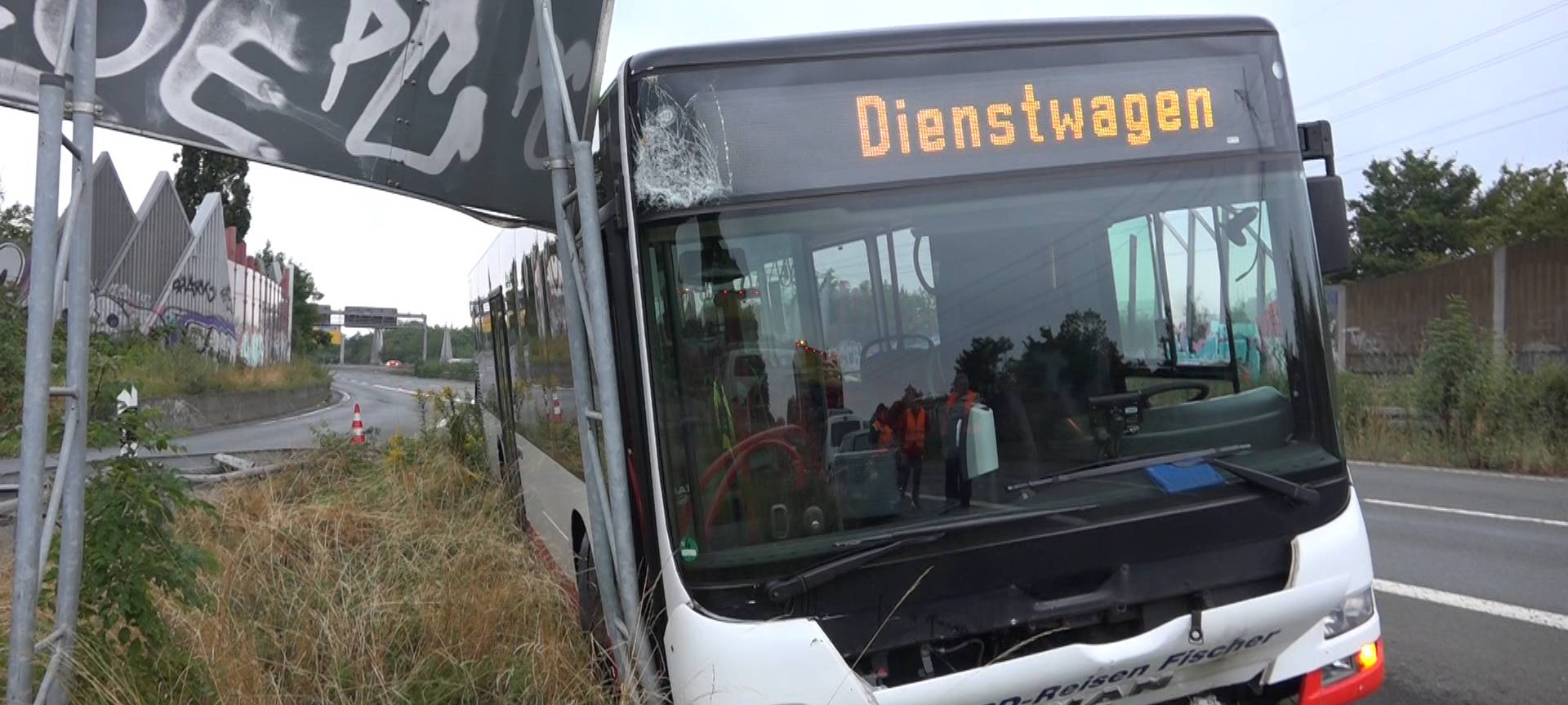 Linienbus rast an Autobahnausfahrt auf die Leitplanken