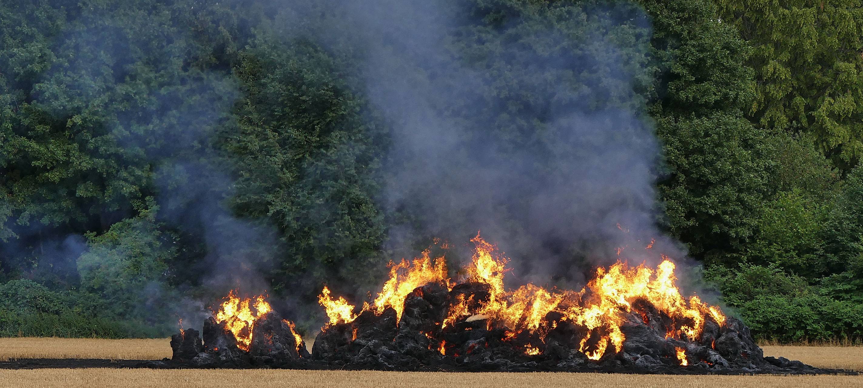Wieder brennende Strohballen