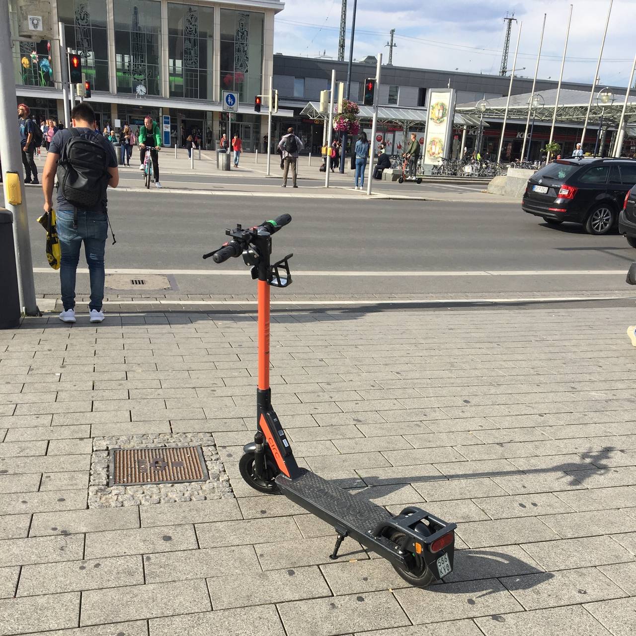 E-Scooter, abgestellt vor dem Hauptbahnhof.