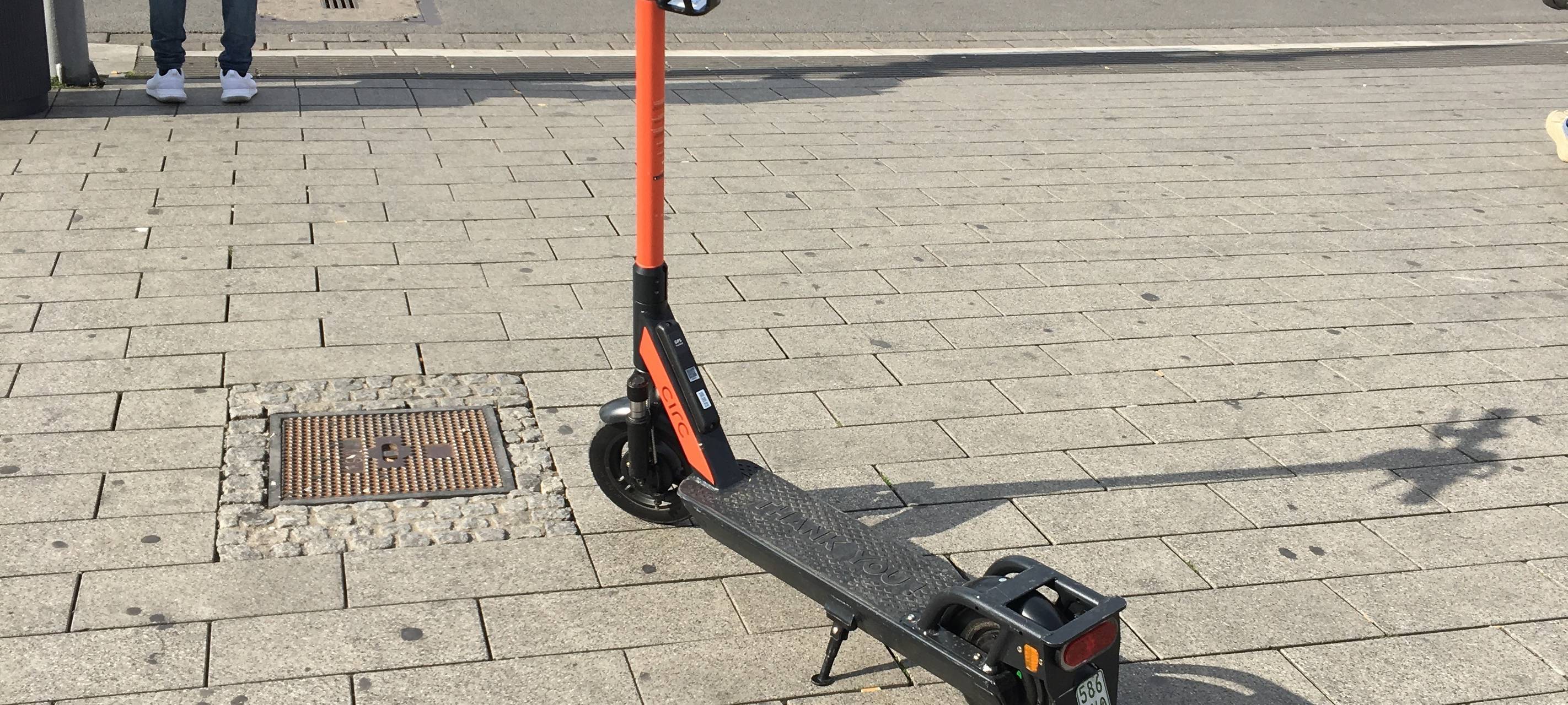 E-Scooter, abgestellt vor dem Hauptbahnhof.