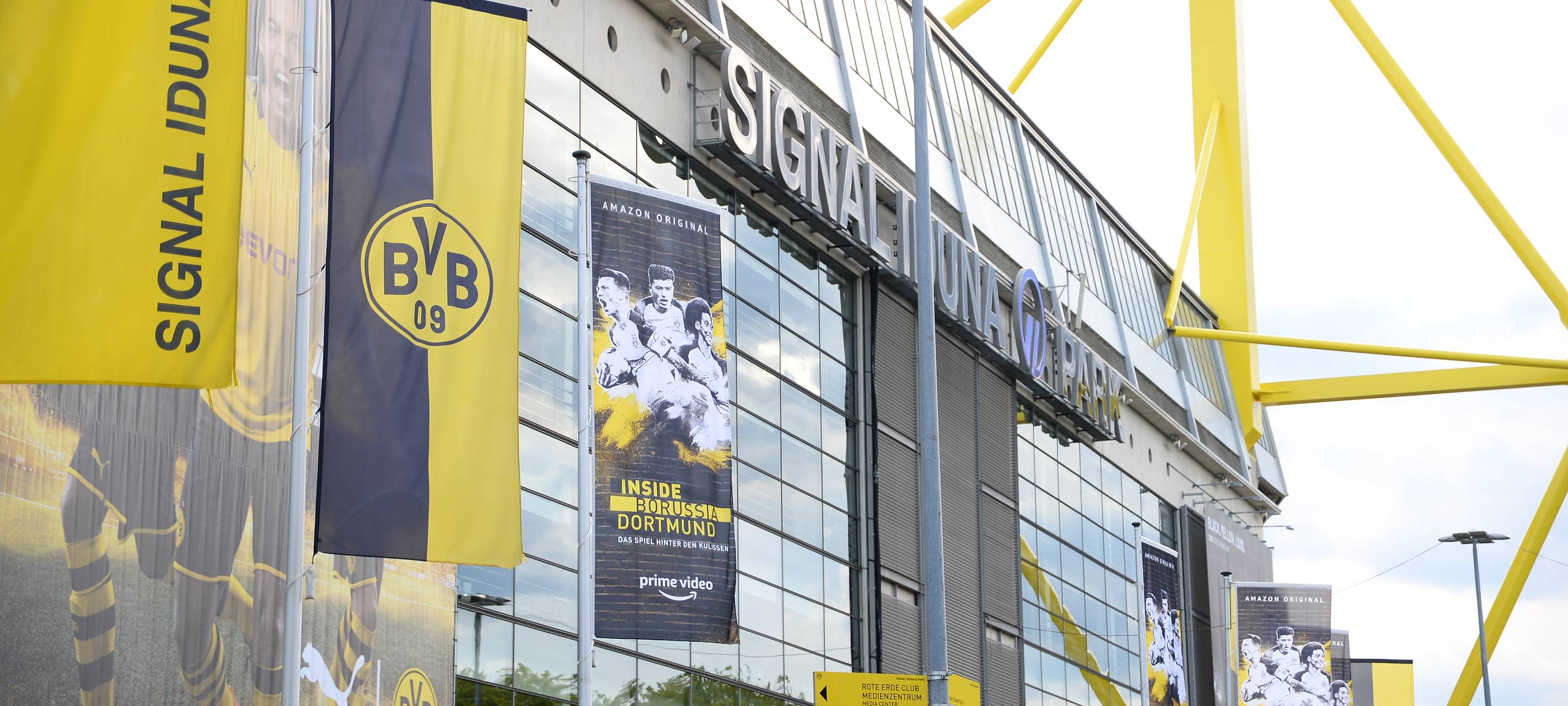 Das Westfalenstadion geschmückt für die Premiere von Inside Borussia Dortmund.