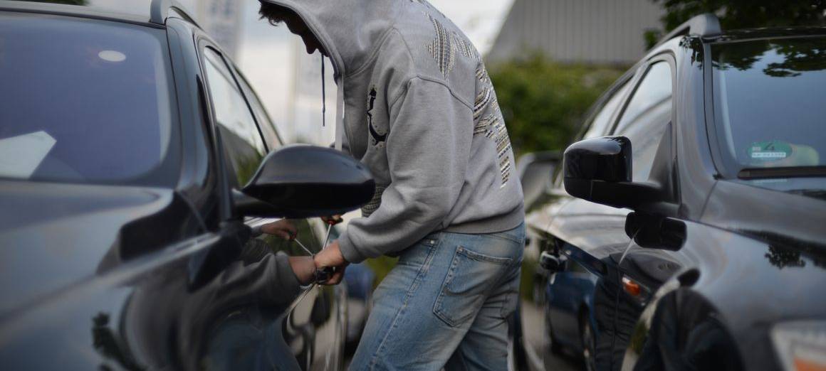 Einbruch in ein Auto (Symbolbild)