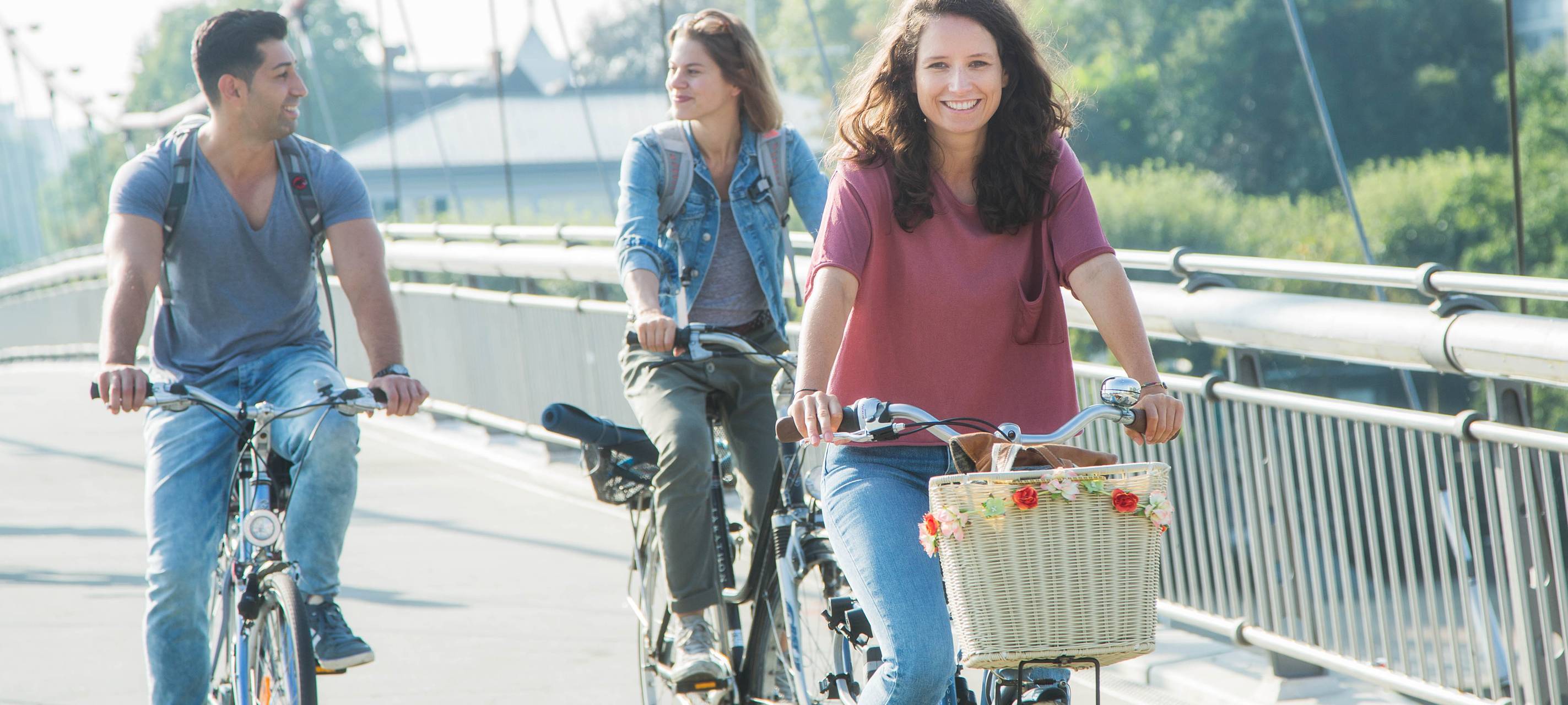 Menschen auf Fahrrädern.