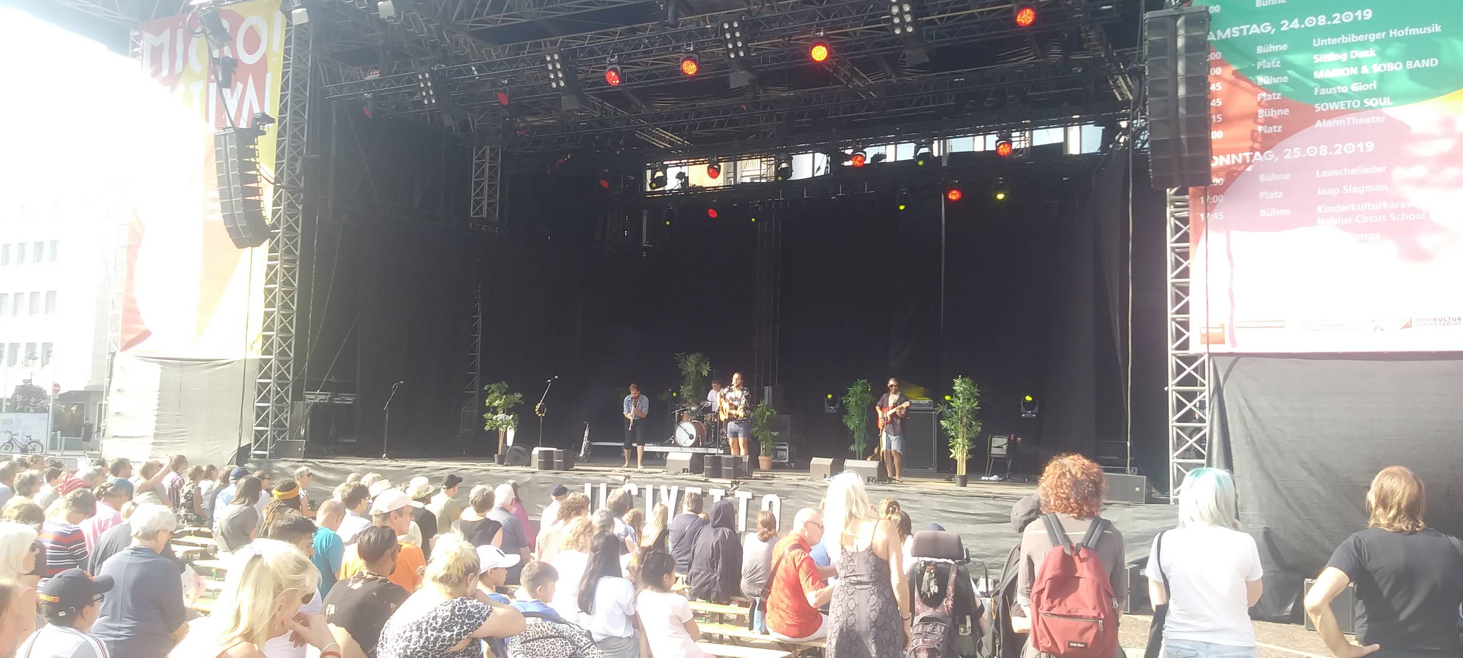 Publikum und Bühne auf dem Friedensplatz beim 26. Micro-Festival in Dortmund