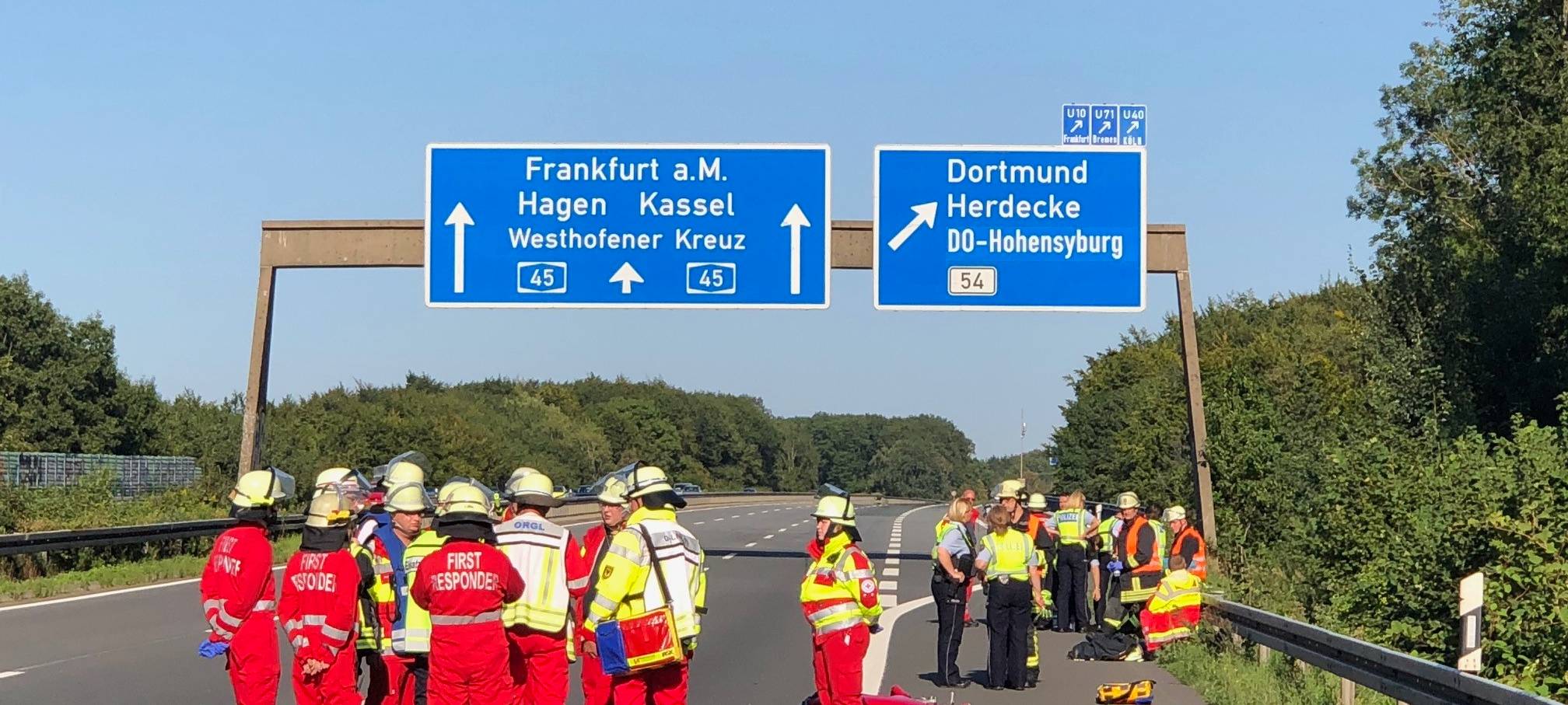 Ein Motorradfahrer ist am Samstagabend bei einem Sturz auf der A 45 gestorben