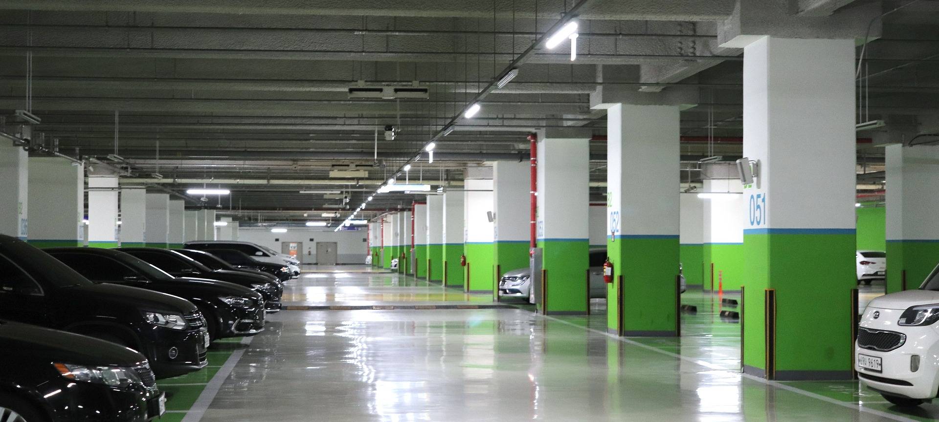 Senior beschädigt mehrere Autos beim Einparken