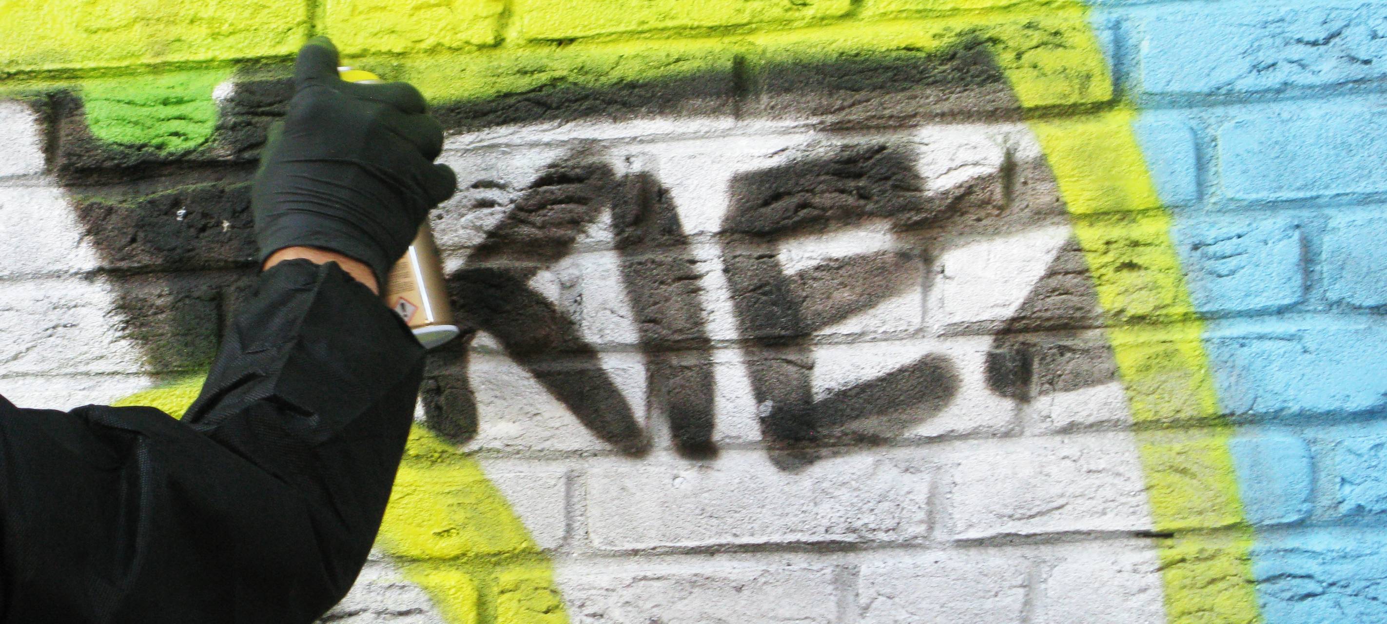 Graffiti-Künstler übersprüht Nazi-Schmierereien in Dorstfeld.