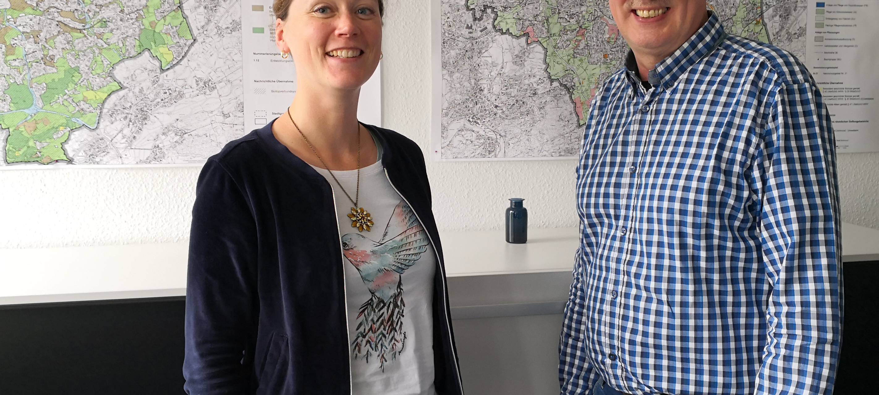 Leiter des Dortmunder Umweltamtes, Dr. Uwe Rath (r) und der Sachbearbeiterin Landschaftsplanung, Britta Perschbacher vor den Plänen zum neuen Landschaftsplan.