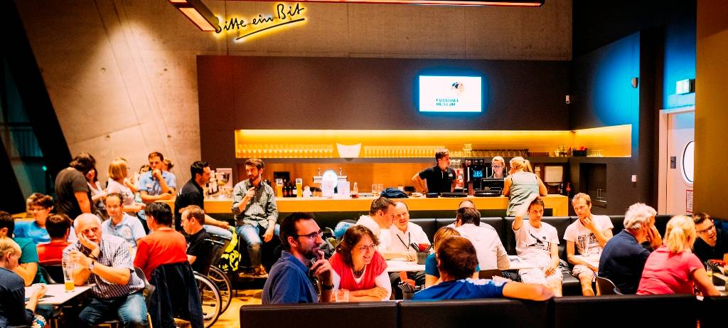 Rateteams beim Fußball-Quiz im Deutschen Fußballmuseum in Dortmund.