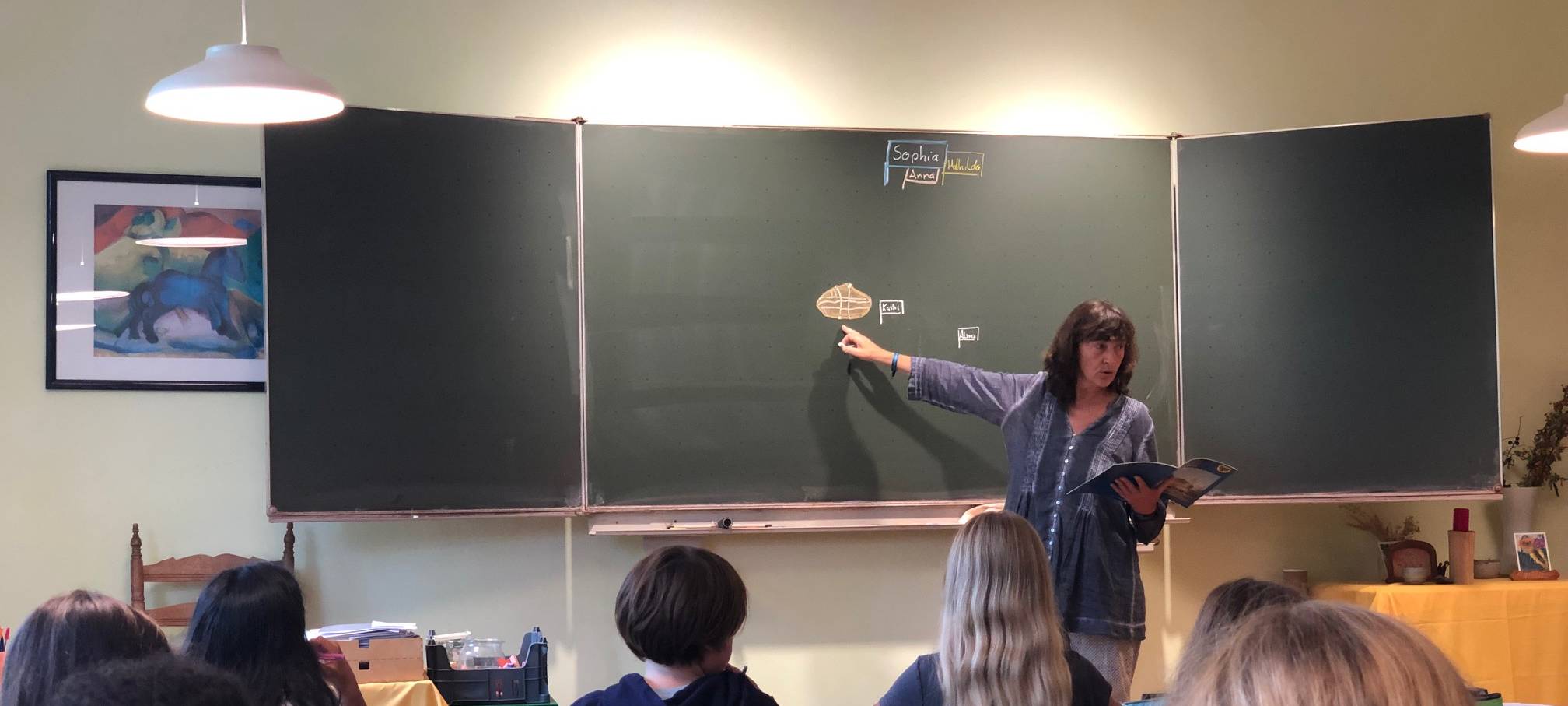 Unterricht im Klassenzimmer der Waldorfschule "Rudolf-Steiner-Schule"