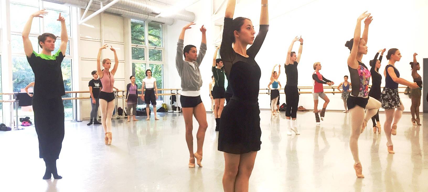 Tänzerinnen und Tänzer beim Ballett-Training im Ballettzentrum am Westfalenpark in Dortmund