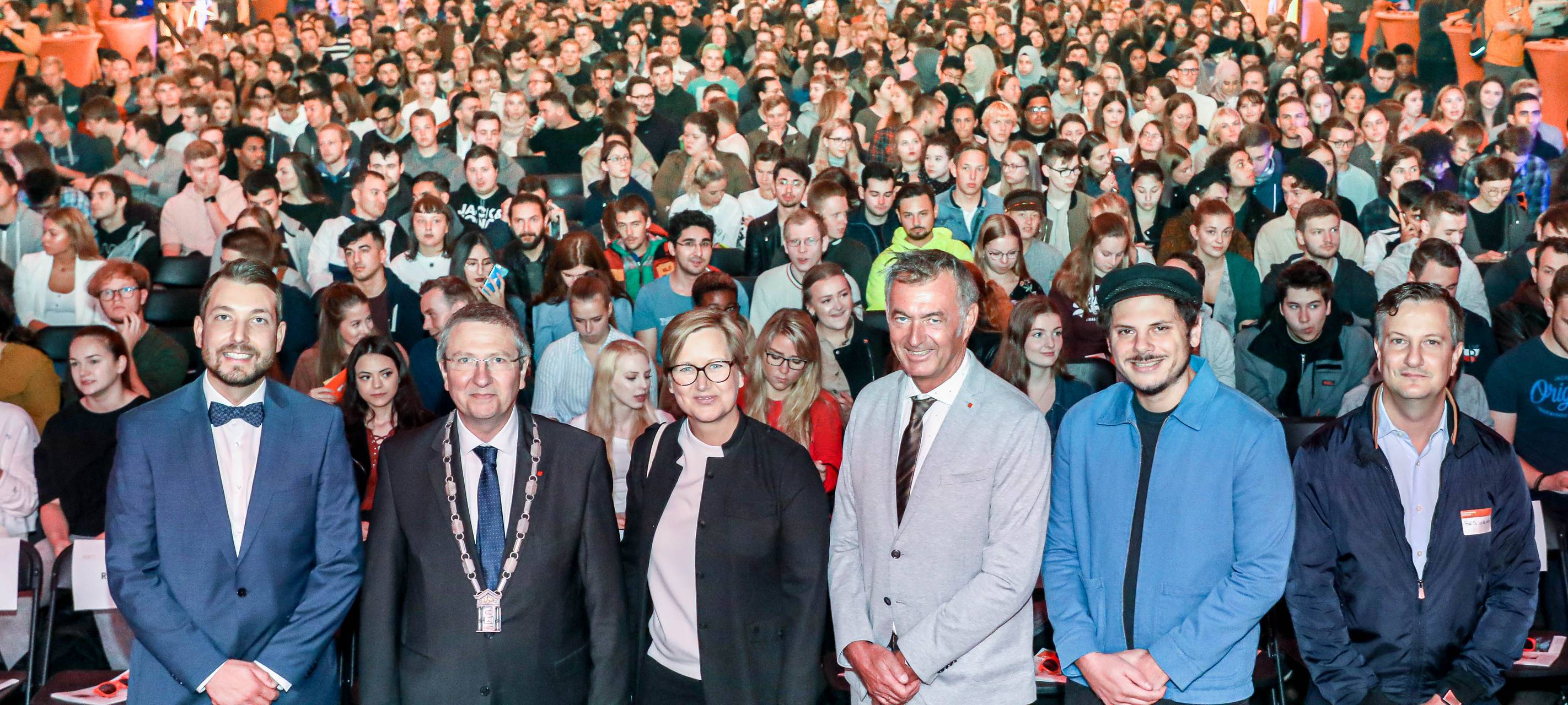 Große Gruppe Studierender