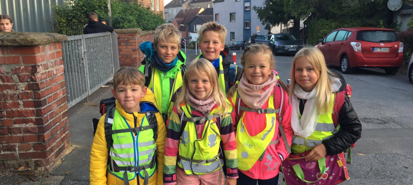 Schulkinder mit Warnwesten