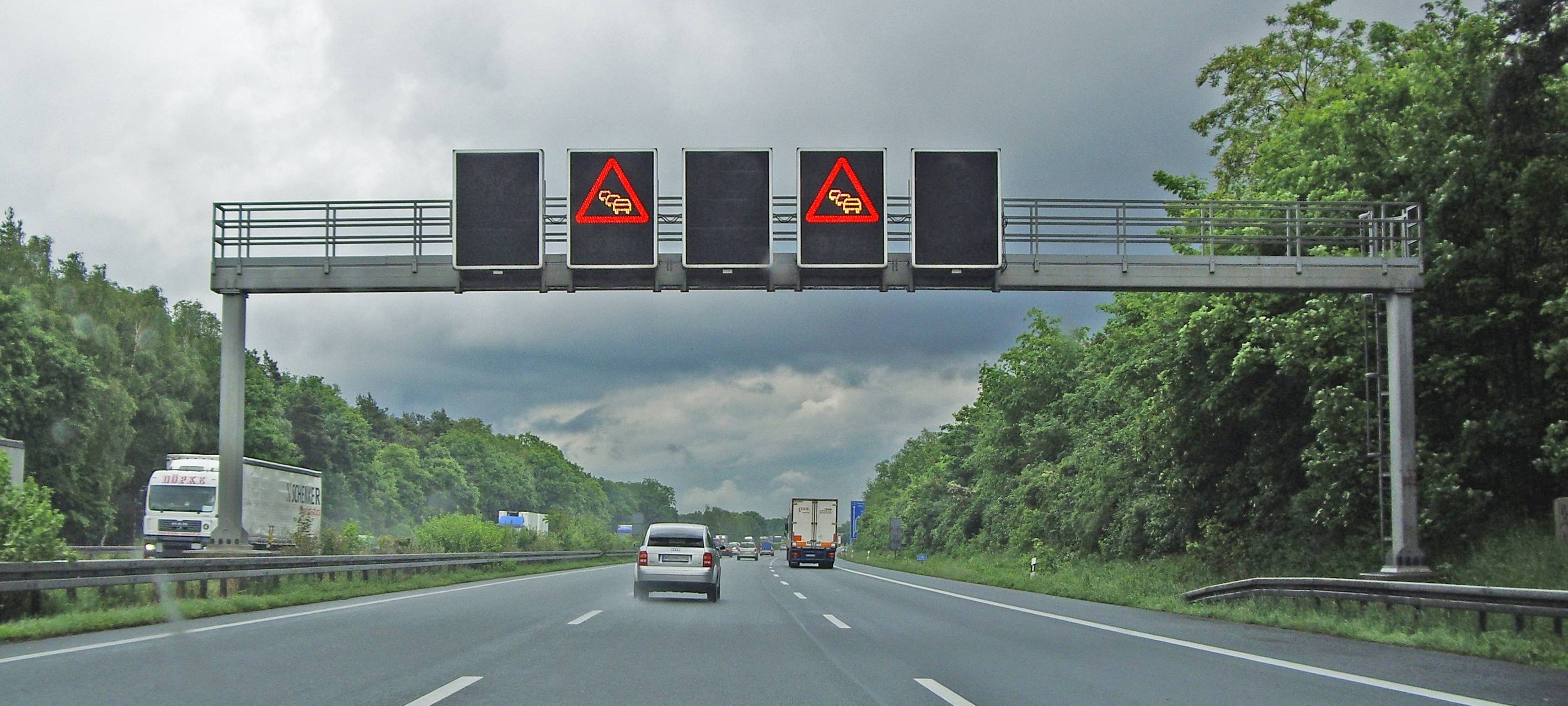 Neue Schilderbrücken auf der A1